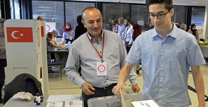 Fransa'da Türk seçmen bayramda sandığa gitti