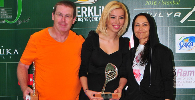 Hülya Avşar'dan Hasret Şen'e plaket