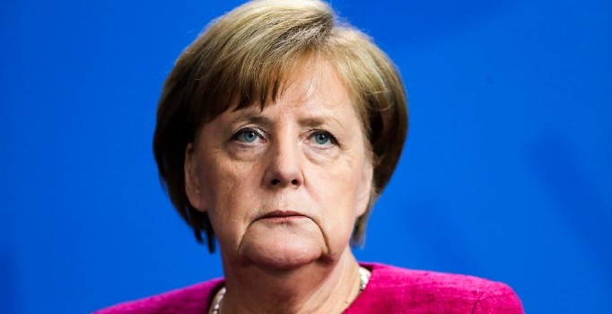 Almanya'da SPD liderinin istifası Merkel hükümeti zora soktu