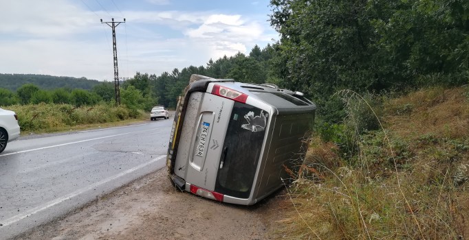 Kontrolden çıkan hafif ticari araç yan yattı: 1’i çocuk 5 yaralı