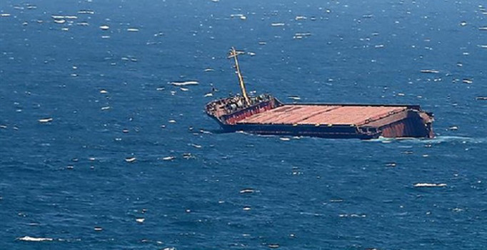 Endonezya'da kuru yük gemisi battı: 7 kişi kayıp