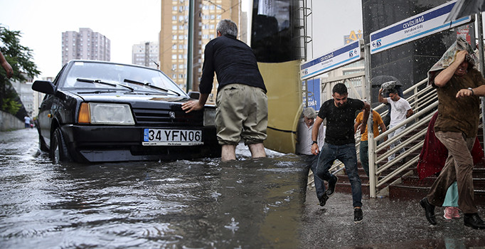 İstanbul'da sağanak bastırdı, yolcular alt geçitte mahsur kaldı