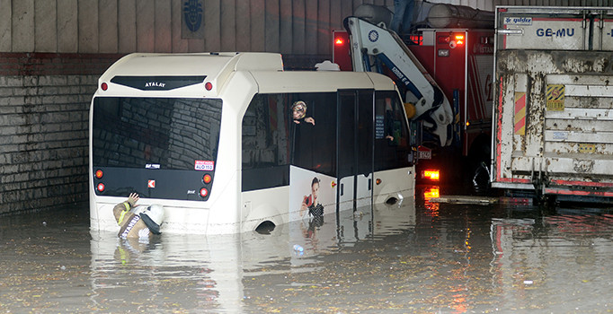 İstanbul'a 40 dakikada 35 kilogram yağış düştü