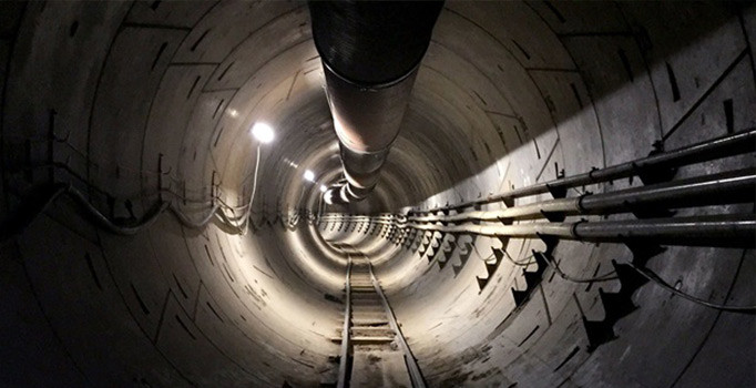 Elon Musk tünele Tesla indirdi