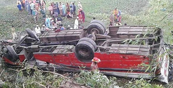 Kamyonetle otobüs çarpıştı: 11 ölü