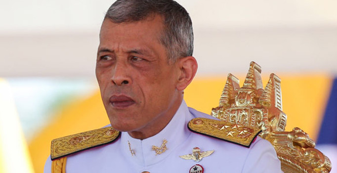 Tayland Kralı en az 30 milyar dolarlık mal varlığını üzerine geçirdi