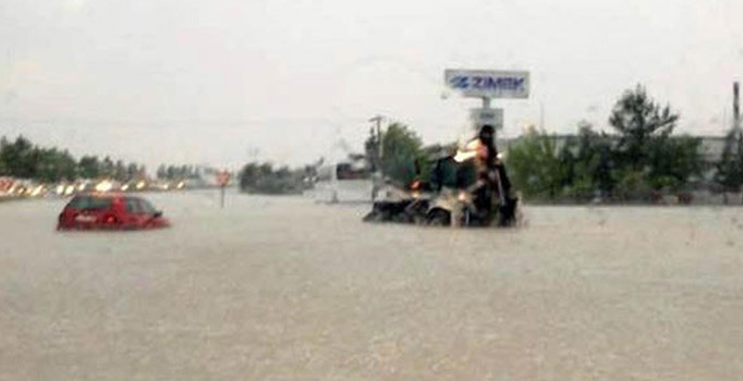 Denizli- Ankara karayolu sel nedeniyle trafiğe kapandı