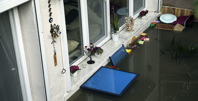 İstanbul'u sağanak vurdu: Rögarlar tıkandı, evleri su bastı