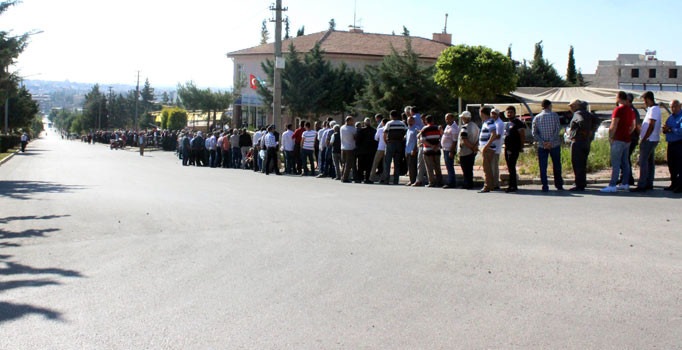 Kilis'te geçici iş için binlerce kişi sıraya girdi