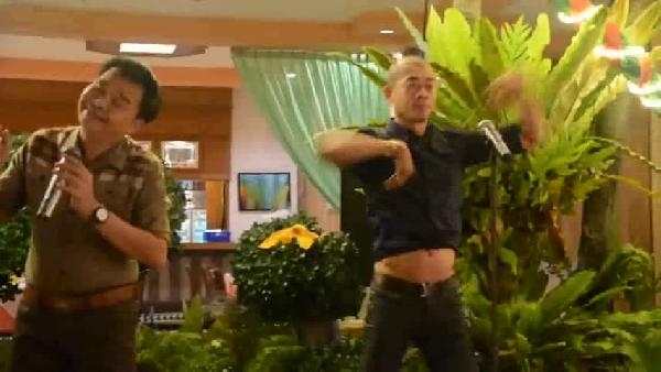 Tayland'da bir vokalist Orhan Gencebay'ın 'Hatasız Kul Olmaz' şarkısını seslendirdi