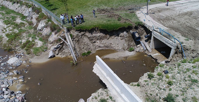 Sel mahalleyi ikiye ayırdı