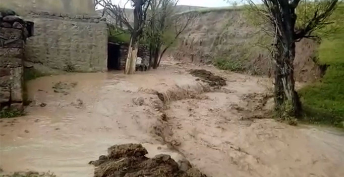 Erzurum’da sel menfezleri yıktı