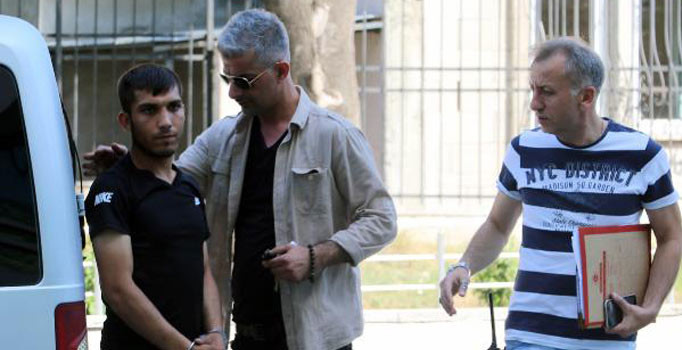 Polisler inanamadı! Parmak izi bırakmamak için sinekliği çaldı