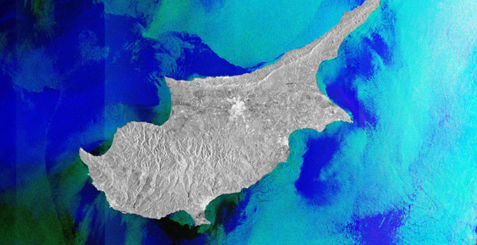 Güney Kıbrıs'ta dev yangın