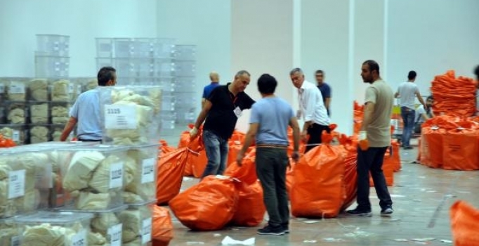 Yurtdışı oyları tasnif ediliyor