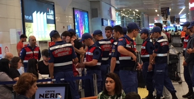 Tutuklular kelepçeyle oy kullandı 