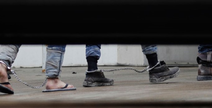 Ayakları zincirli mahkeme getirildiler