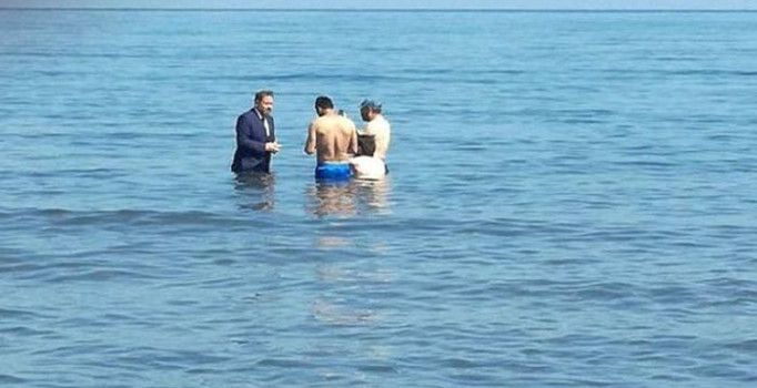 Milletvekili adayı takım elbise ile denize girdi, oy istedi