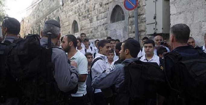 Yahudi yerleşimciler İbrahim Camisi'ne baskın düzenledi