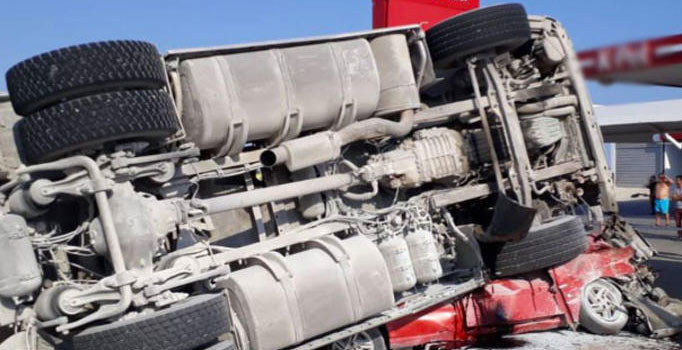 KKTC'de akılalmaz kaza! Tepesine çakıl kamyonu düştü