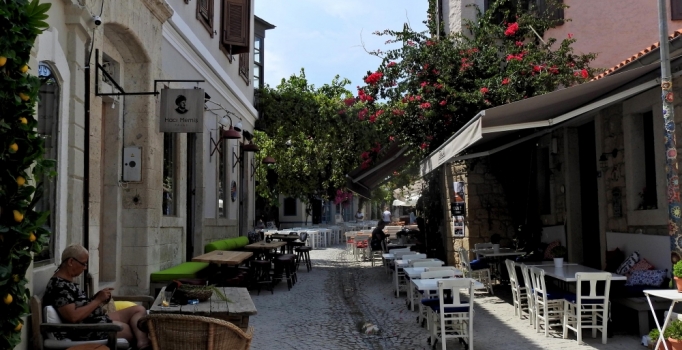 Çeşme'de tatile sandık molası: Sokaklar bomboş kaldı