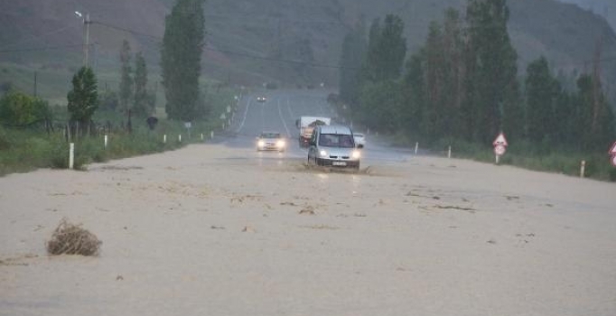 Erzurum'da sel felaketi! İlçelere ulaşım sağlanamıyor