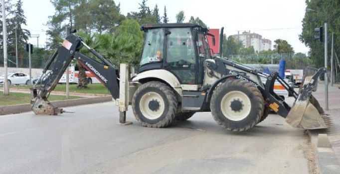 Adana'da iş makinesi doğal gaz borusunu patlattı