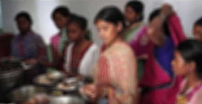 Kendisiyle dalga geçen kocasını ve akrabalarını zehirledi