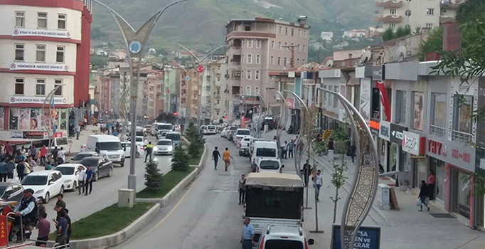 Partilerin bayrakları yasaklar kapsamında söküldü