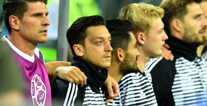 Mesut Özil kariyerinde bir ilki yaşadı!