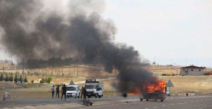 Seyir halindeyken alev alan aracın sürücüsü yaralandı