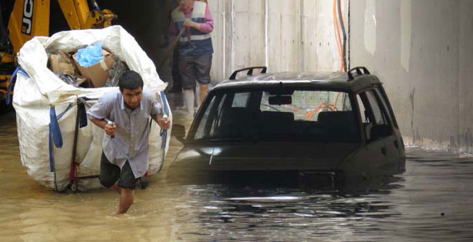 İstanbul'u yağmur vurdu! Alt geçitte araçlar mahsur kaldı
