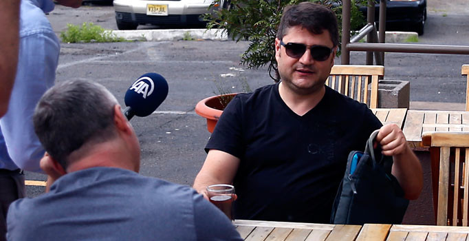 Fuat Avni hesabının yöneticisi firari Aydoğan Vatandaş, ABD'de görüntülendi