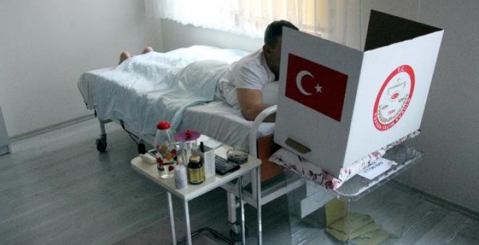 Terör mağduru mühendis, evinde oy kullandı