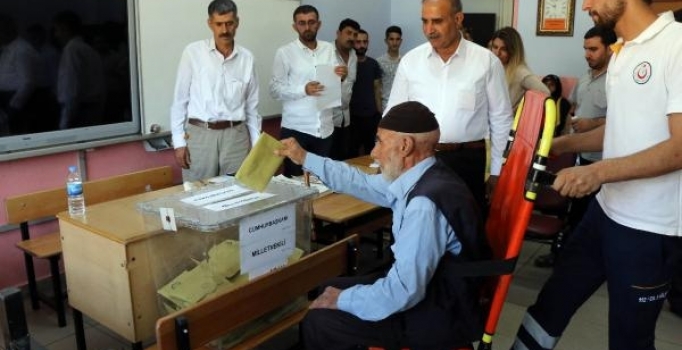 Engelli seçmen ambulansla oy kullanmaya gitti