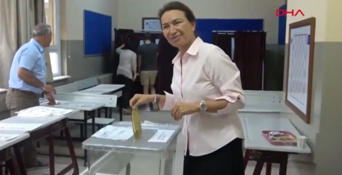 Ünlü oyuncu Demet Akbağ oyunu kullandı