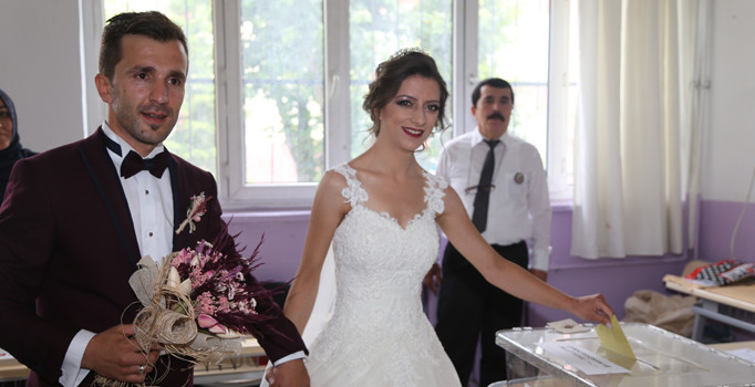 Gelinliğiyle sandık başına gitti