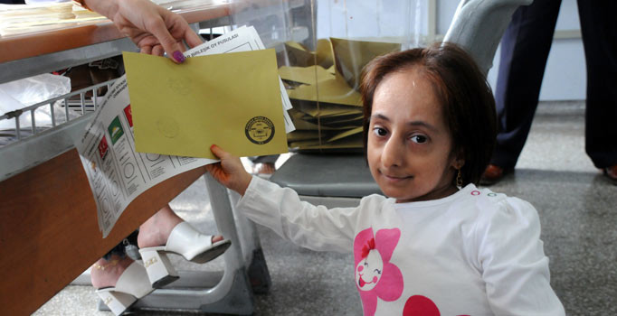 Türkiye'nin en kısa boylu kadını sandık başında