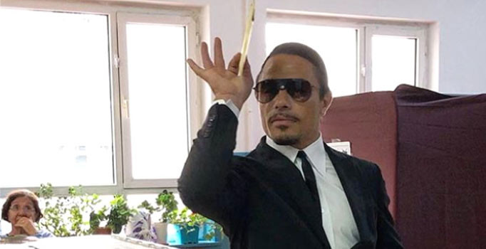 Oy kullanan ünlülerin sandık paylaşımları