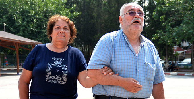 Felçli çift, oylarını kullandıktan sonra gözyaşlarına boğuldu