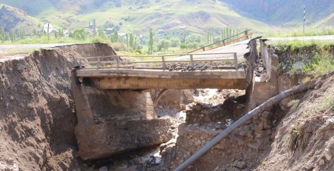 Erzurum'da sel köprüleri yıktı, ekili arazilere zarar verdi