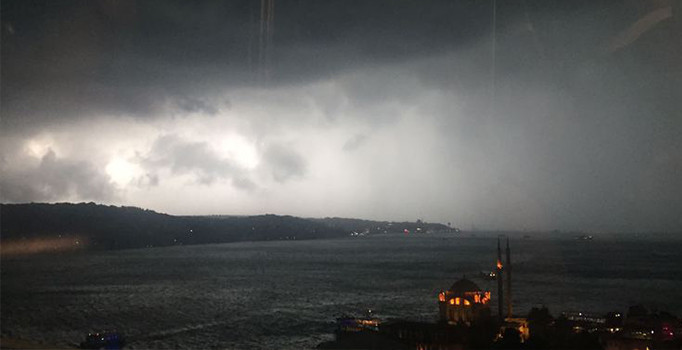 Meteoroloji İstanbul için uyardı: Süper hücreli fırtına ve dolu geliyor | İstanbul hava durum