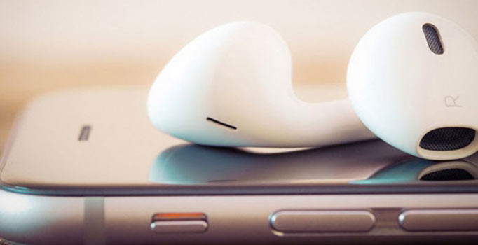 Apple'ın kablosuz kulaklığı AirPods'a "şarj" özelliği geliyor