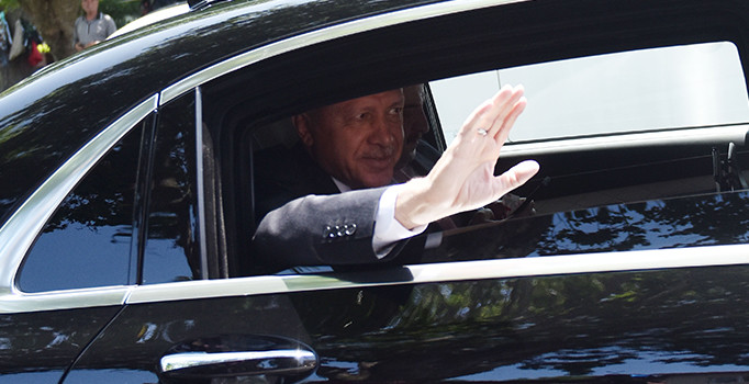 Erdoğan yol kenarındaki çocuklara oyuncak hediye etti