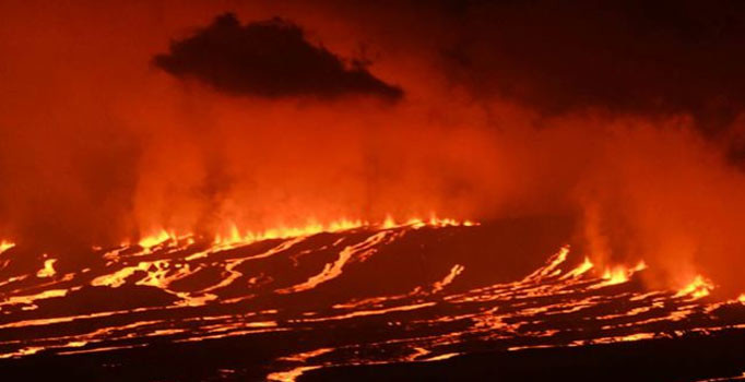 Depremin ardından Sierra Negra volkanı patladı