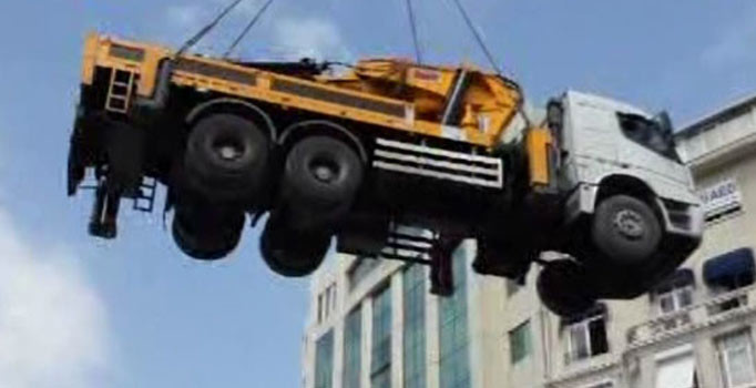 Taksim'in göbeğine ilginç görüntü! Gökten vinç indi