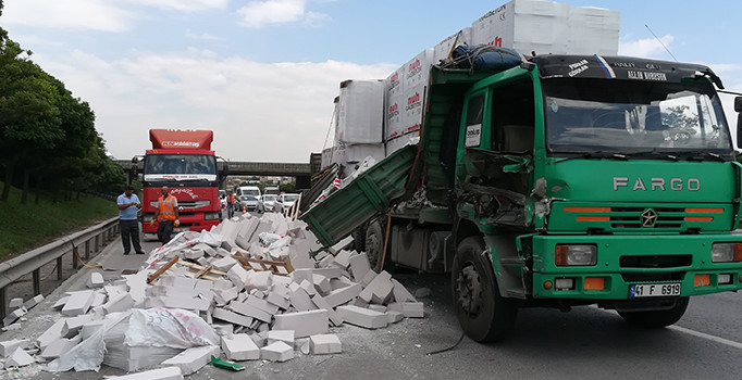 Kocaeli'de tır ile kamyon çarpıştı: 1 yaralı