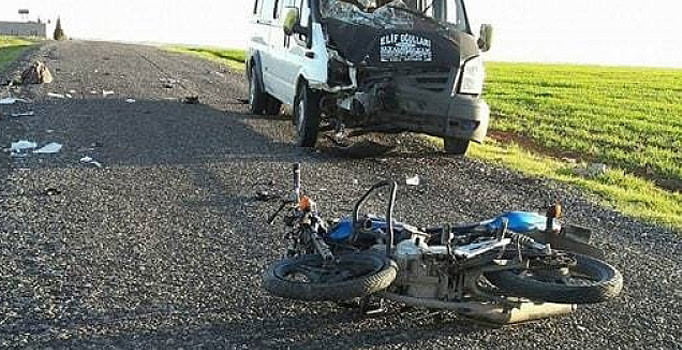 Motosiklet ile minibüs çarpıştı: 1 ölü, 1 yaralı