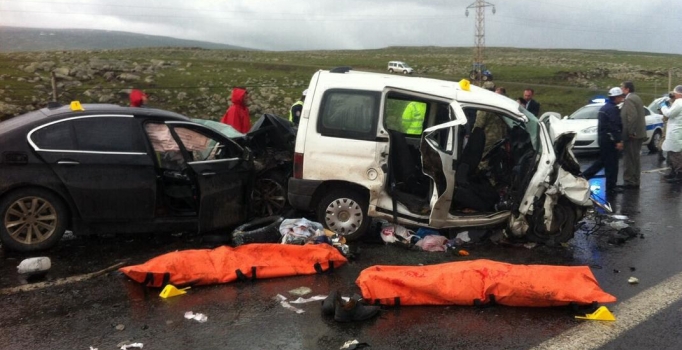 İki otomobille minibüs çarpıştı: 6 ölü, 14 yaralı