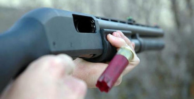 Pompalı tüfekle kocasını vurdu